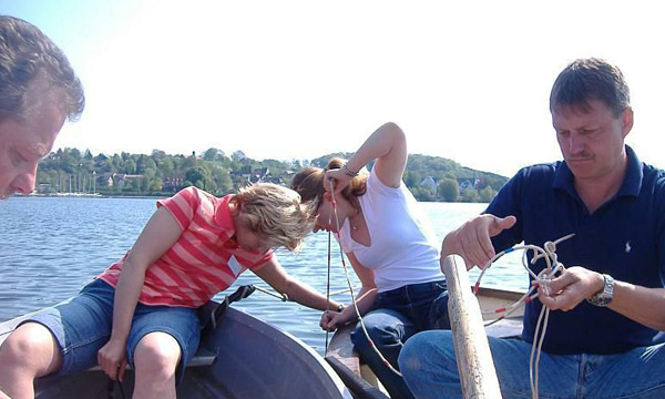 2 Erwachsene und 2 Jugendliche sitzen in 2 Ruderbooten und holen Wasser aus dem Möhnesee
