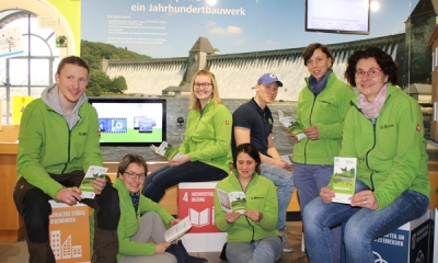 Gruppenfoto mit Liz Mitarbeitern: In der Hand halten sie das aktuell neu gedruckte Liz-Programm