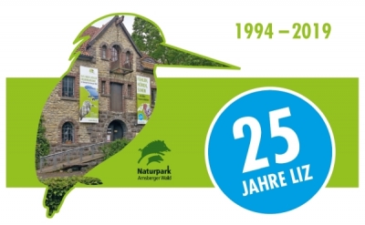 Info-Grafik:  Eisvogel-Shilouette, 25-Jahre-Button, 1994 bis 2019, kleines Logo Naturpark Arnsberger Wald – auf grünem Hintergrund