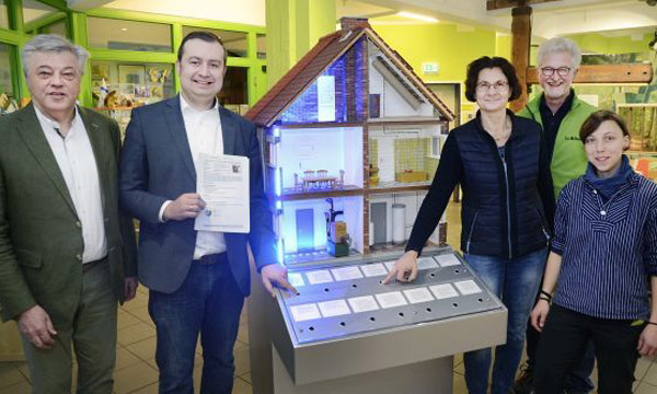 Gruppenfoto mit der Liz Leitung und des Vorstands anlässlich der Übergabe eines interaktiven Haus-Modelles für die Besucher des Liz zum Thema Energiesparen